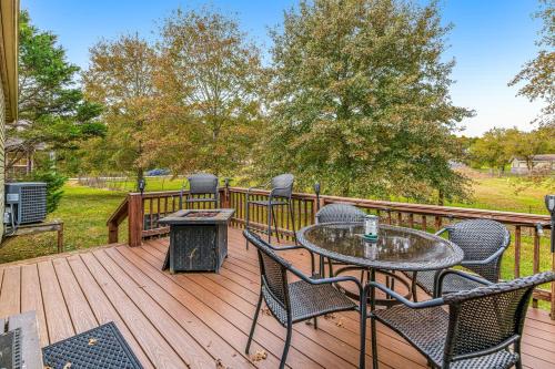 Gatlinburg - Pigeon Forge House | Dog Welcome Cottage Near Smokies Sleeps 4 Firepit
