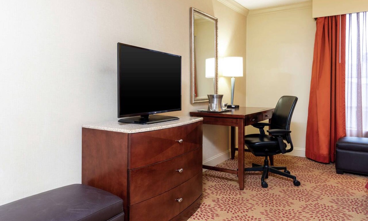 East Paris Hotel | DoubleTree by Hilton Hotel Grand Rapids Airport