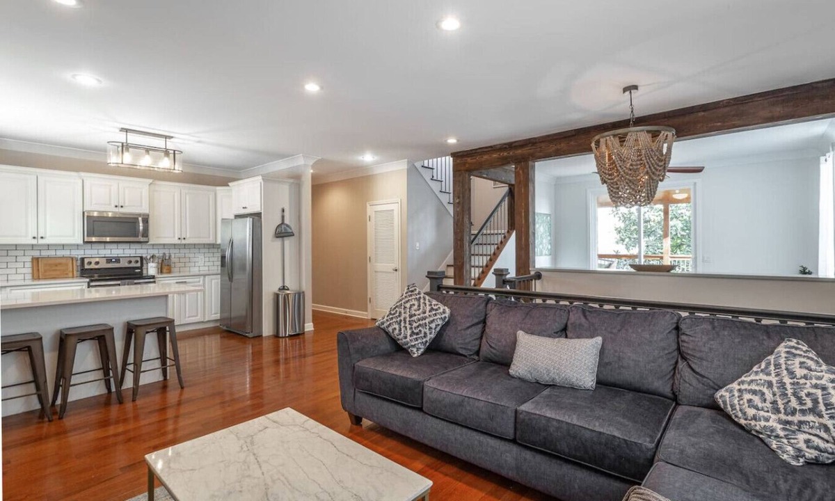 Northside House | Downtown Chatt | Sleeps 17 | Game Room +Huge Deck