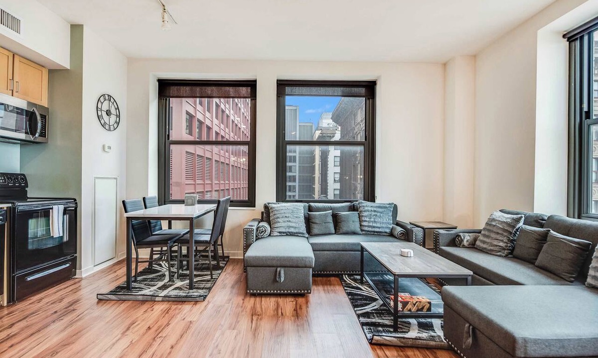 The Loop Apartment | Downtown Chicago Stay with Free In & Out Parking 3