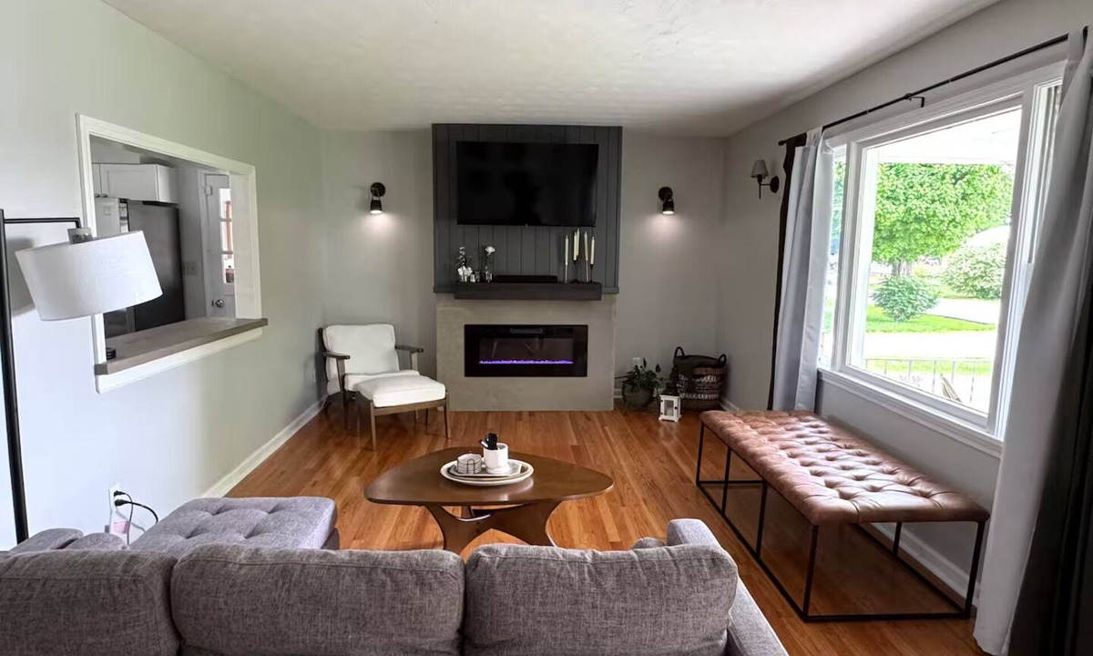 Elizabethtown House | Downtown Elizabethtown Mid-Century Charm Home