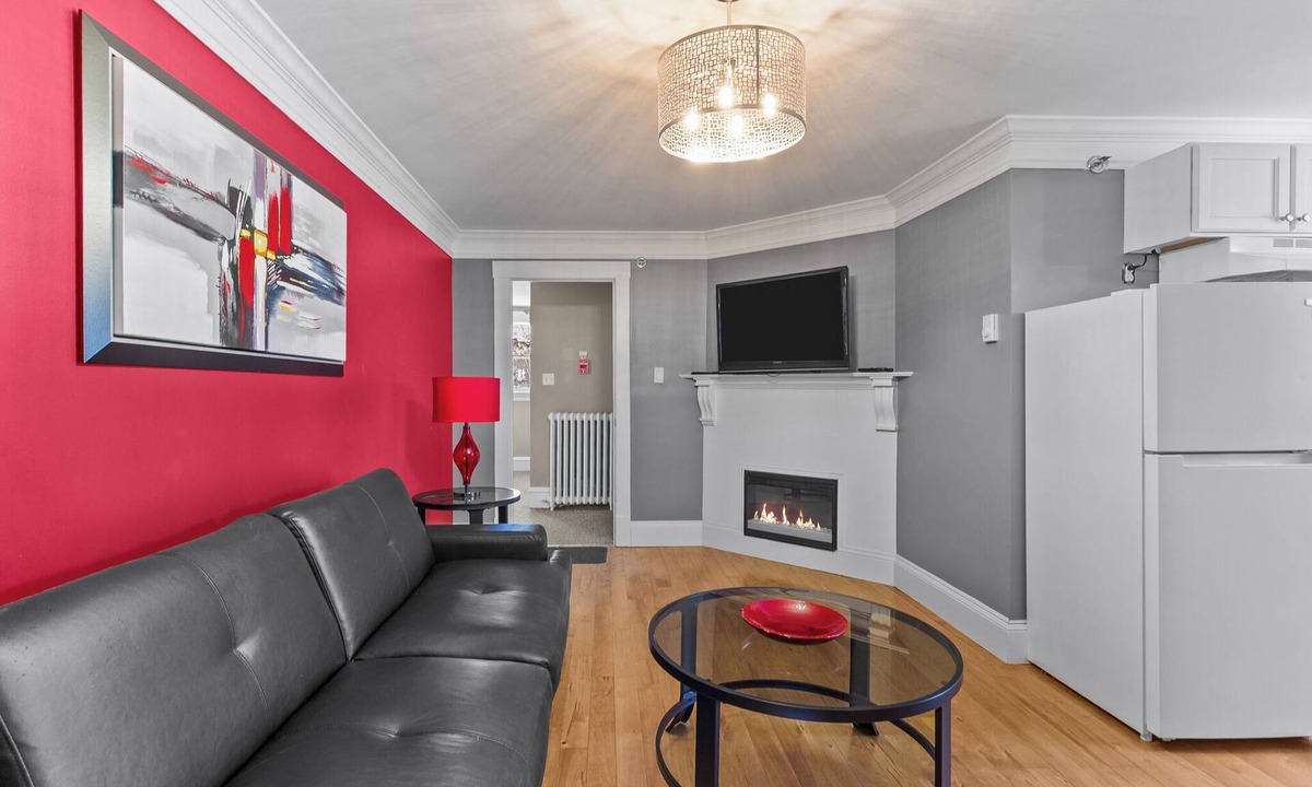 Waterford Valley Apartment | Downtown Gem 2BR Tub Parking
