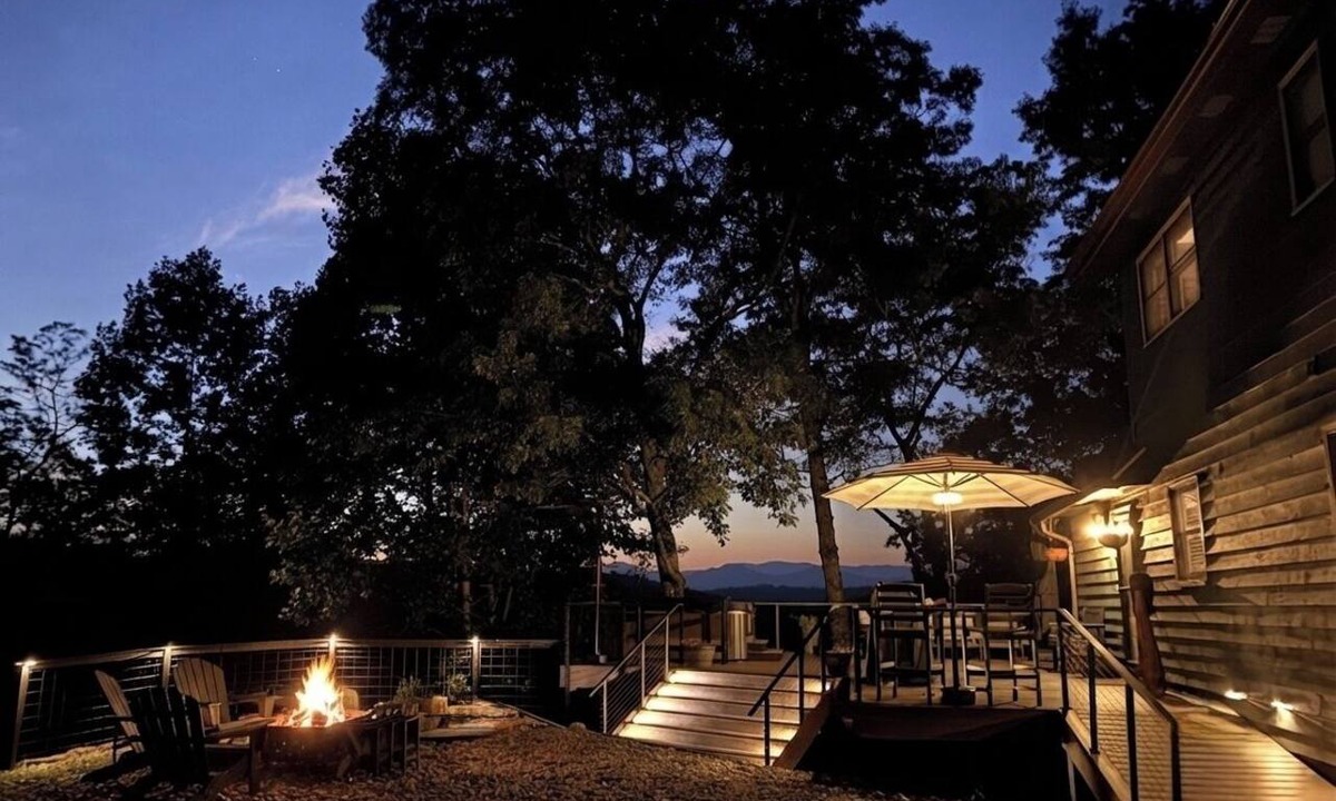 Murphy Ski Chalet | Downtown Murphy Mountain Escape with Hot Tub, Fire Pit & Vast Views + EV Charger
