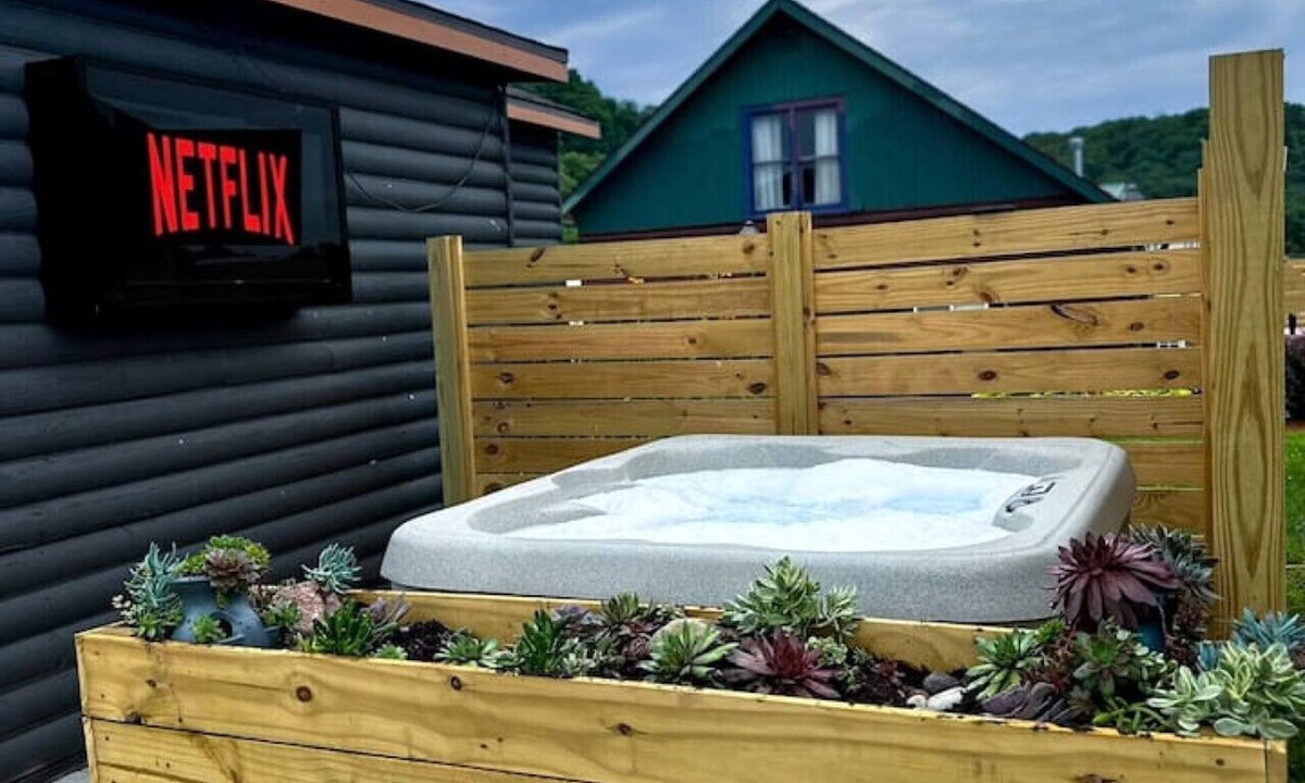 Bellevue Cabin | Dream Maker Log Cabin|Sauna + Hot Tub + Pickleball