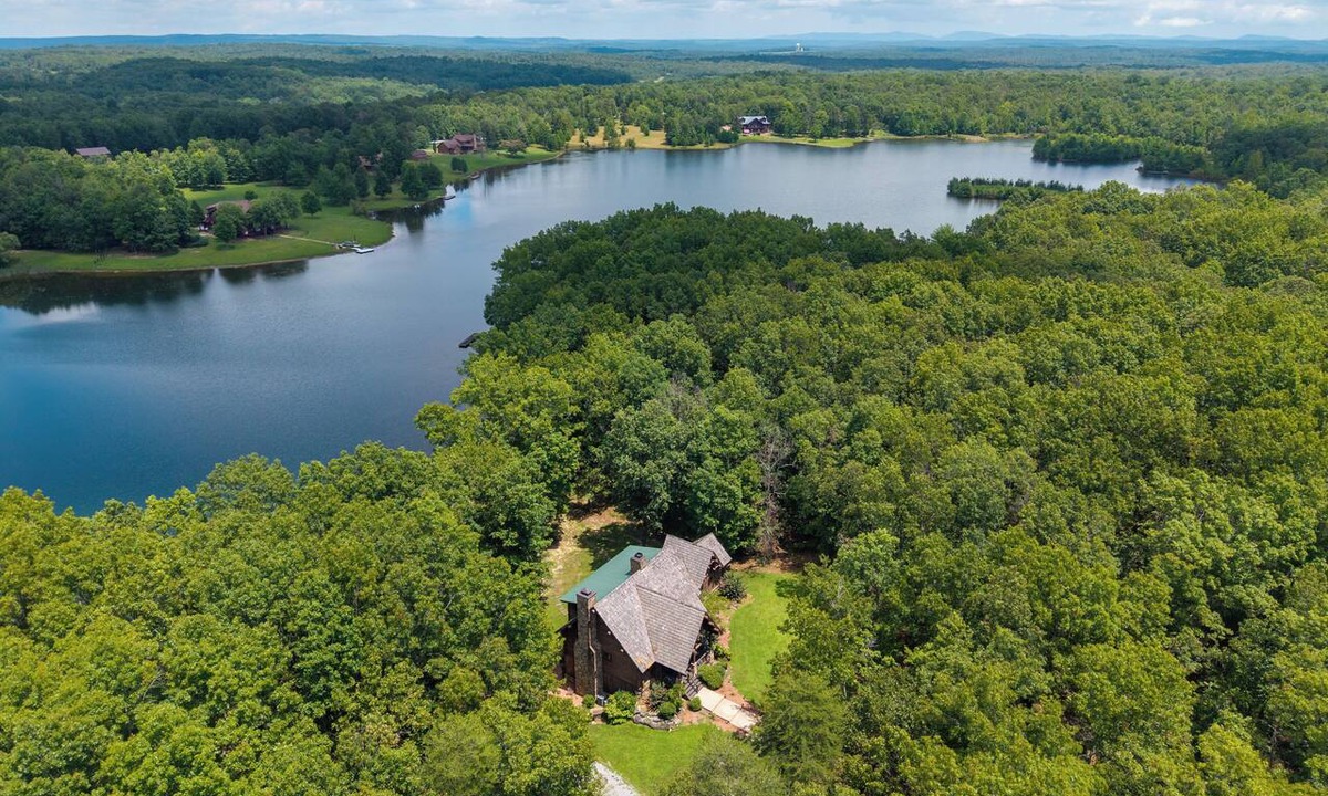 Pikeville Cabin | Dreamy 3.5 bedroom cabin on the lake in a private gated community resort