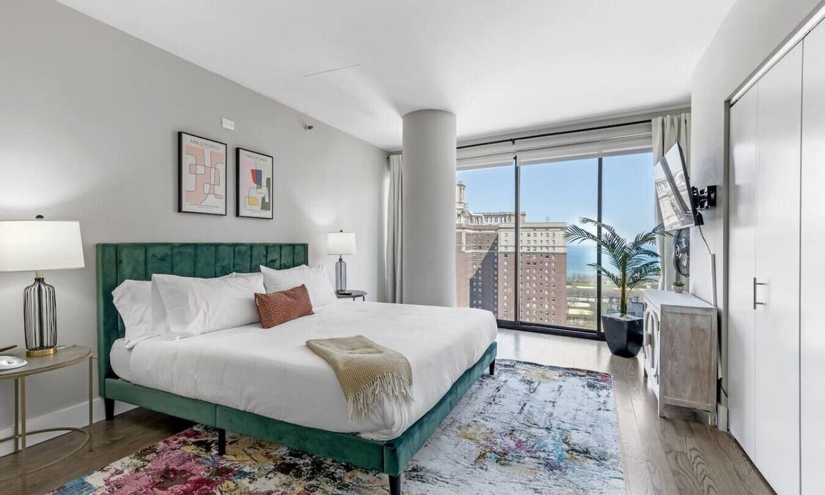 Printers Row Apartment | Dtown Penthouse 11+Parking, Gym, Pvt Patio