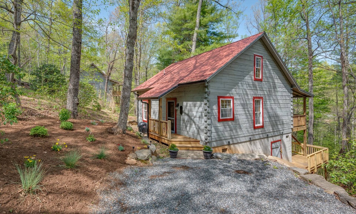 Hendersonville Cabin | DuPont Forest Cabin-Close to Trails and Waterfalls!