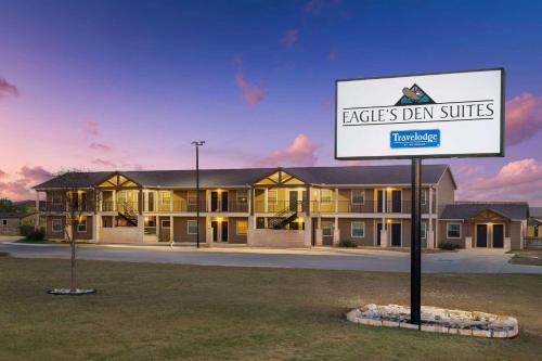 Cotulla Hotel | Eagle's Den Suites Cotulla a Travelodge by Wyndham