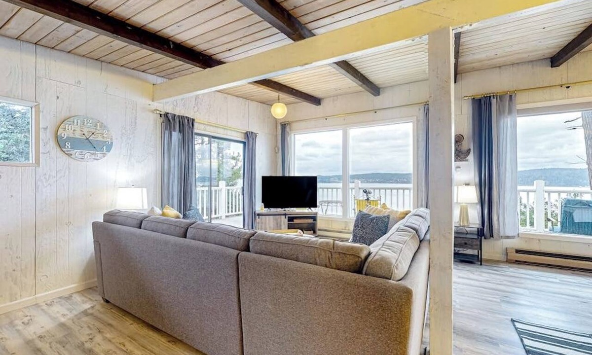 Diamond Point House | Eagle's Oceanview - 3BR oceanfront home with deck