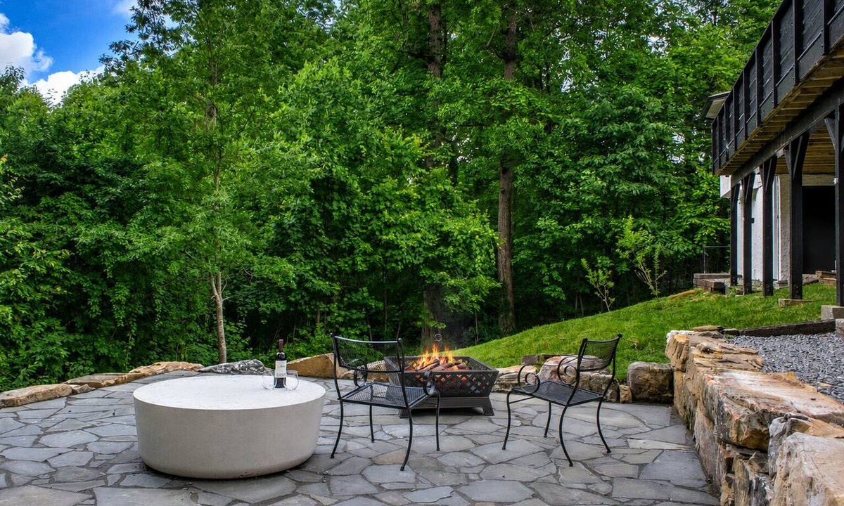 Fairview House | Eagle's View: Where Modern Comfort Meets Mountain Majesty
