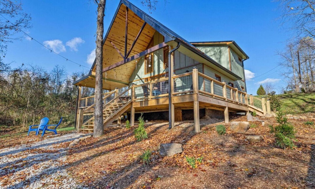 Rogers Cabin | EagleRock Retreat- Pet Friendly, Hot Tub, Firepit, WiFi