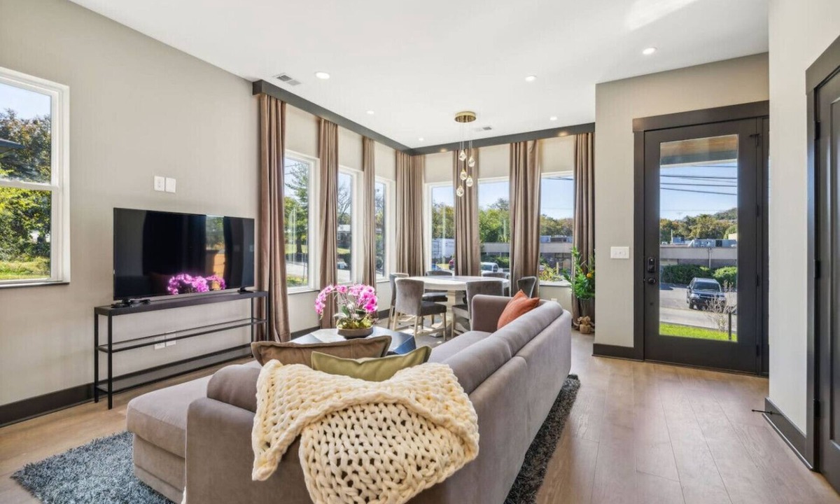 Madison House | East Nash Luxury Escape w/Rooftop Deck-Sleeps 12!