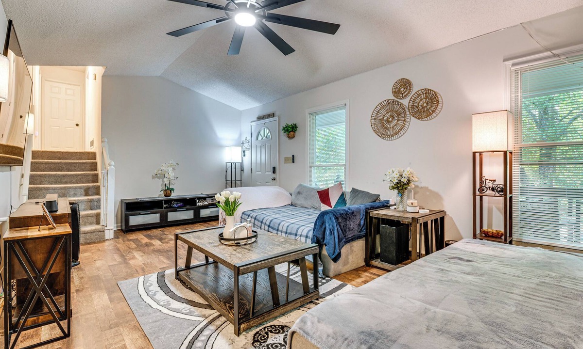 Douglasville Cottage | Easy I-20 Access to Atl: Suburban Retreat w/Yard