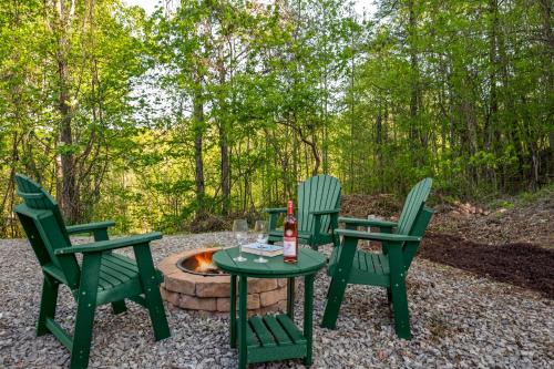 Sevierville House | Easy Livin 2BR2BA One-Level Cabin Hot Tub, Fire Pit, Seasonal Views