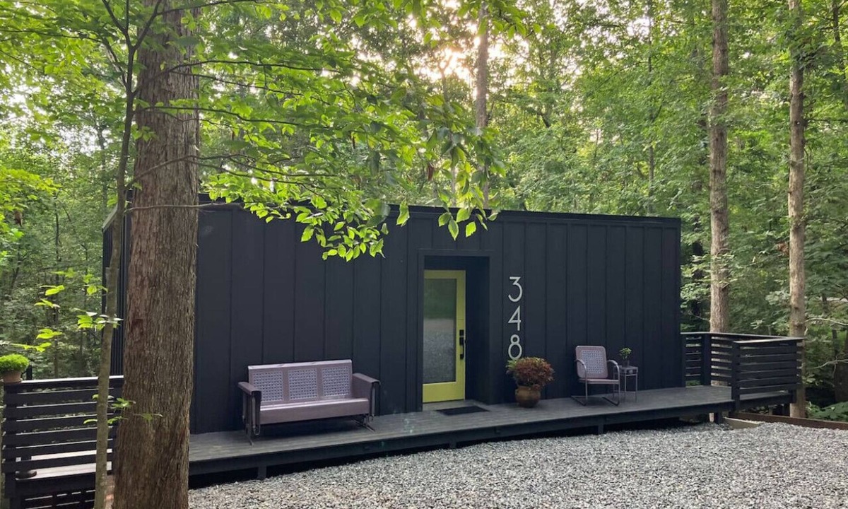 Lynn House | Eclectic 1BR Tiny Home Deck in the Trees + Parking