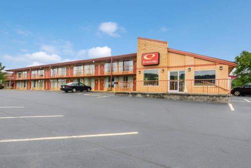 Marion Cabin | Econo Lodge Marion I-81