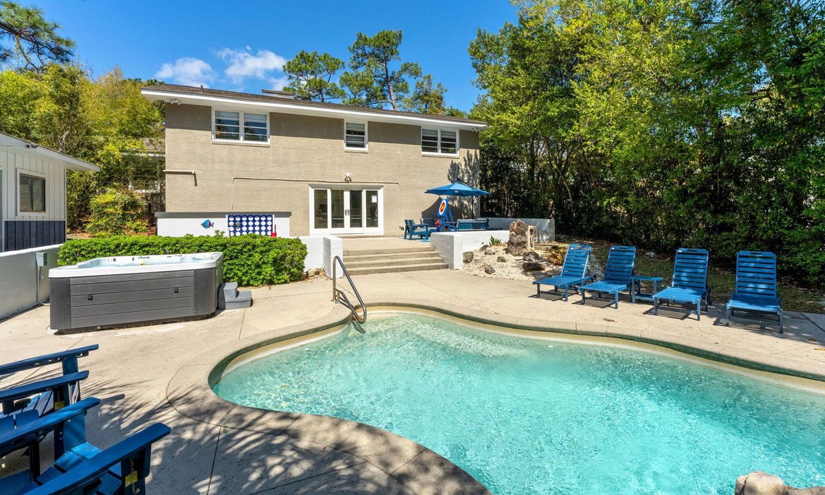 Wilmington House | Eden Oasis ~ Hot Tub, Swimming Pool, 2 King Suites, Kids Rooms, PS4, Ping Pong