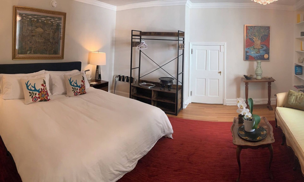 Hendersonville Bed & Breakfast | Elegant King Size Suite In Historic Hendersonville House With Healthy Breakfast