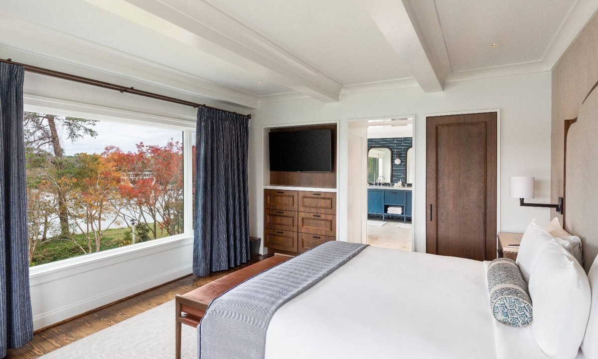 Irvington Hotel | Enjoy Calm Waters & Quiet Mornings | Balcony Suite w/Seasonal Pool Access