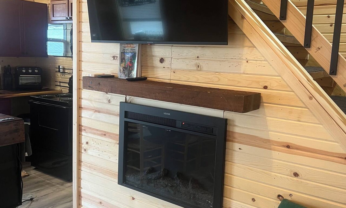 Marlinton Cabin | Enjoyable 2-bedroom cabin with AC in charming Marlinton.