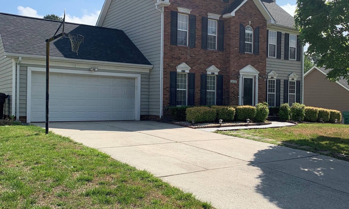 High Point House | Enjoyable 3-bedroom house with AC in charming High Point