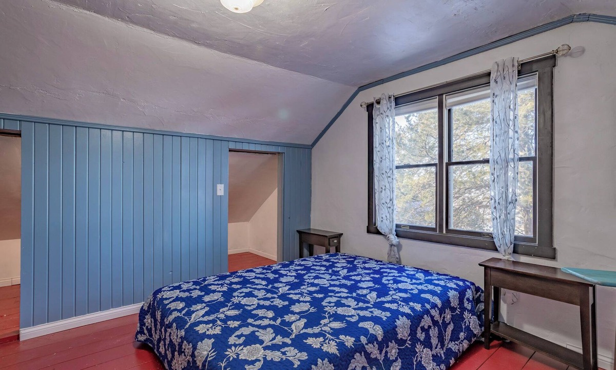 Kent Other | Enjoyable 4-bedroom farmhouse with AC in charming Mount Carroll