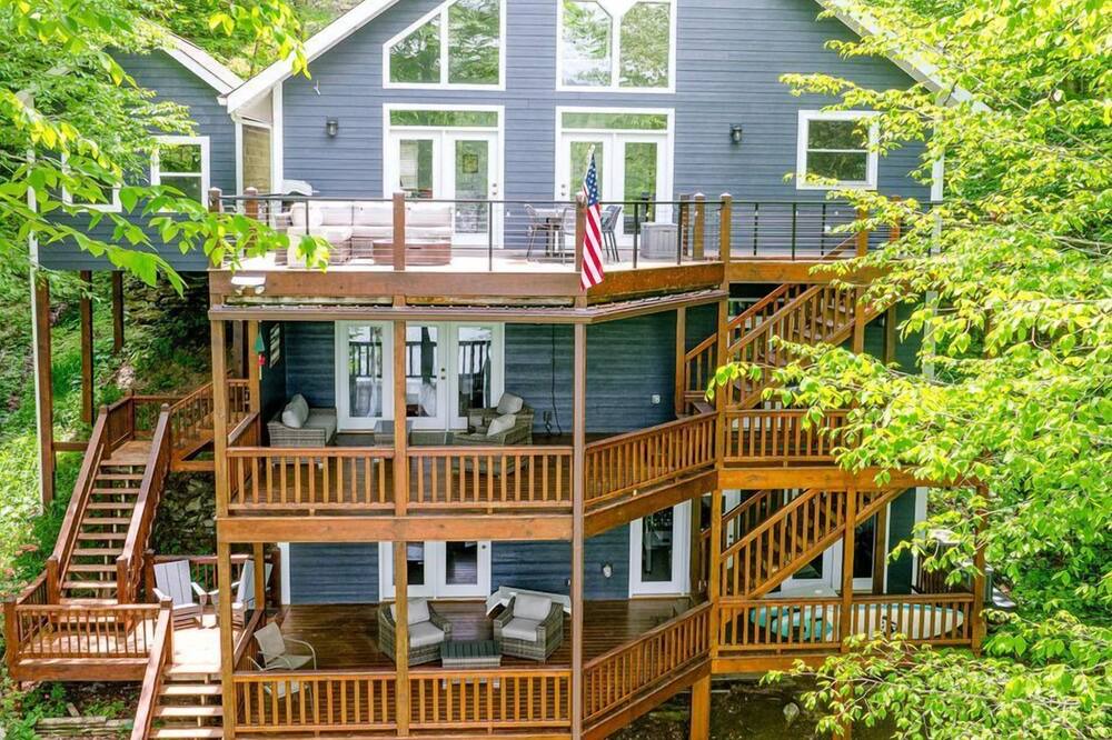 Topton Cabin | Enormous Cabin Retreat with Beautiful Views and Private Dock in Topton, North Carolina