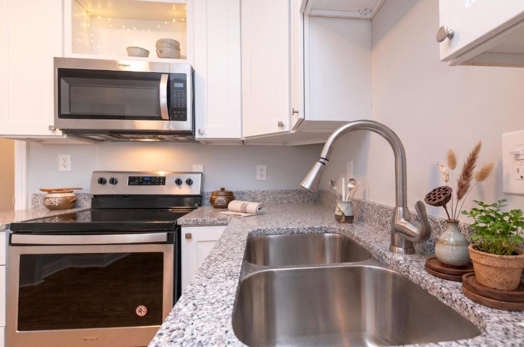Downtown Baltimore Apartment | Entire 1BD APT Downtown -Free Parking -Pet Allowed -Streaming TV