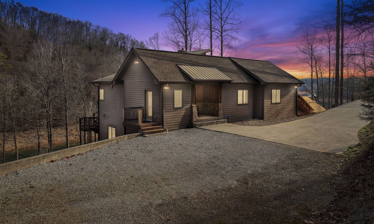 La Follette House | Escape Klaus-4 Bedroom/4 Bath sleeps 16 Quiet Deep Cove with 2 Slip Covered Dock