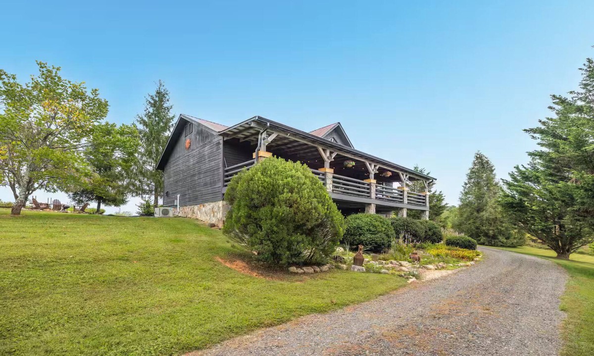 Fancy Gap Cabin | Escape to Tranquility: Your Perfect Getaway on the Blue Ridge Parkway