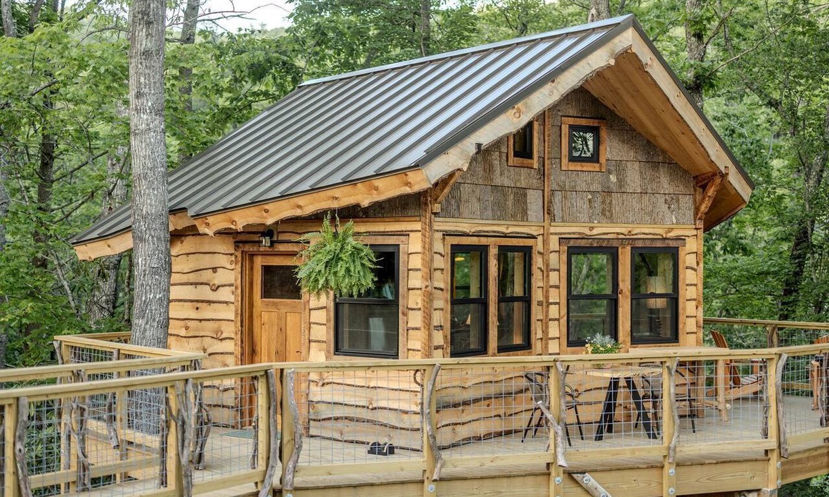 Zirconia Cabin | Exclusive Luxury Treehouse Escape with Soaking Tub & Pizza Oven Near Waterfalls, Zirconia, NC