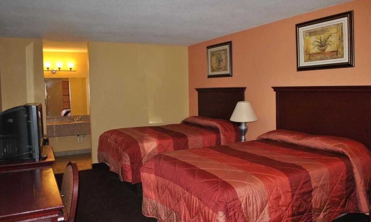 Brookshire Hotel | Executive Inn
