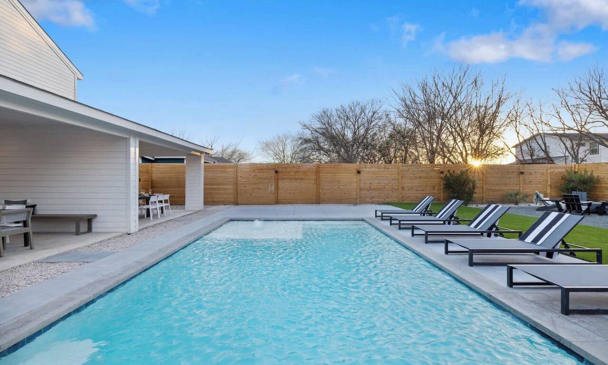 East MLK House | Expansive Luxury Duplex | Shared Pool