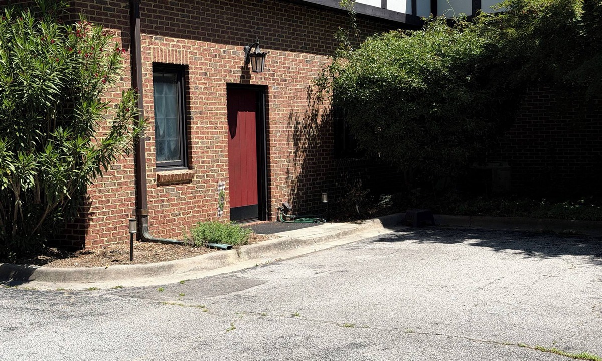 Manteo Apartment | Experience the charm of Manteo from this inviting 2 bedroom apartment.