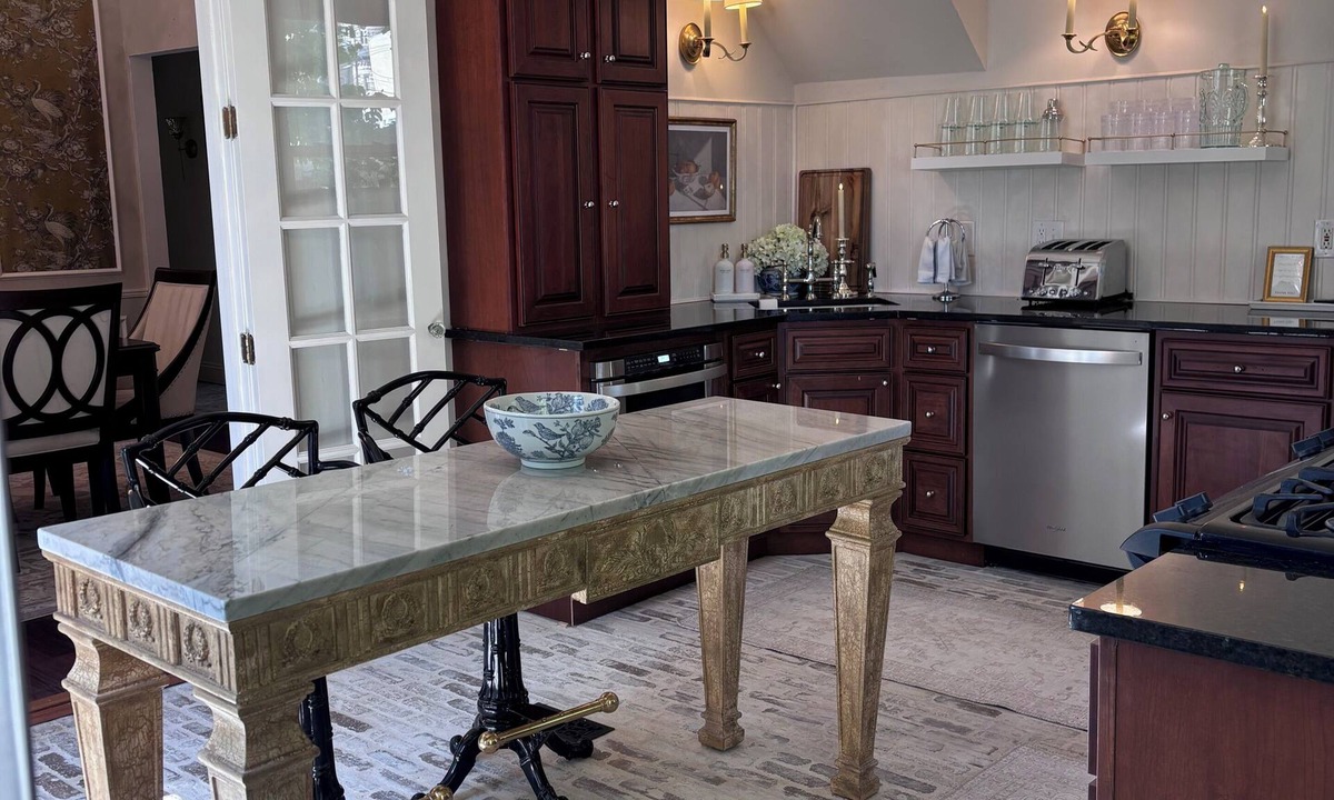 St. Charles Historic District House | Exquisite 4 bed & 4 bath with POOL in Historic District near Main Street