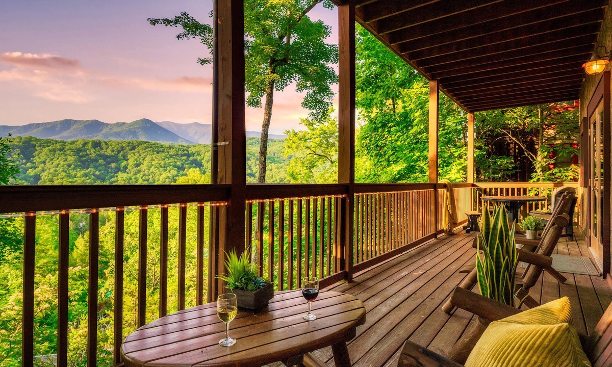 Gatlinburg Cabin | ☞Exquisite! 🌿Winter Sale ⛰Stunning Views ♨️HotTub 🎱PoolTable🕹Arcade