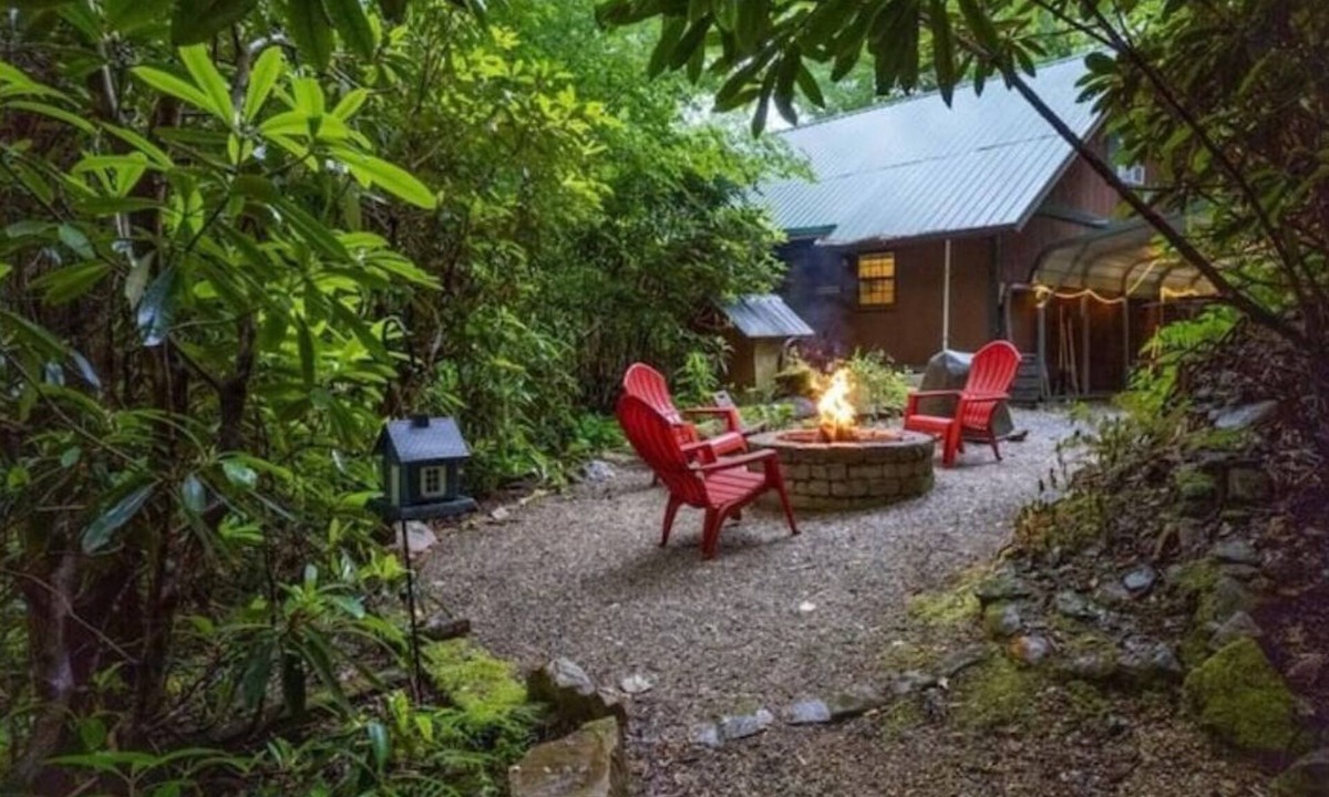Andrews House | Falls Escape - Firepit, Starlink WiFi, Pets Welcome, Near Trails & Attractions