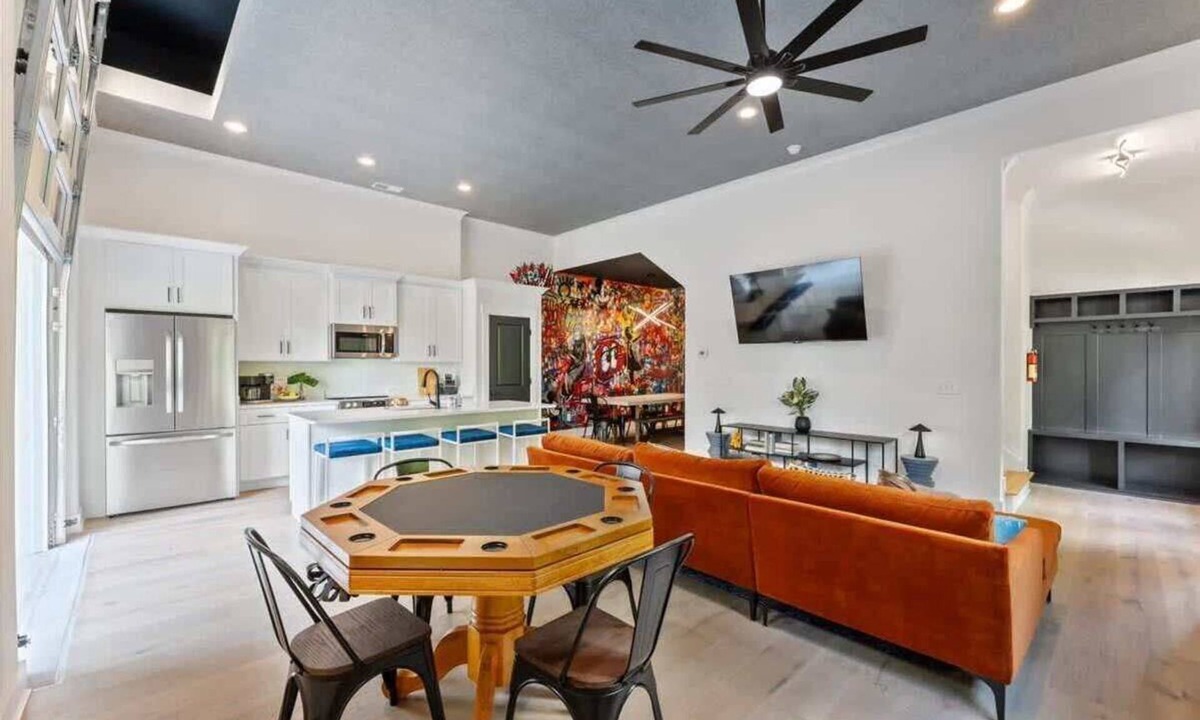 Red Bank House | Family 4BR Retreat | Hot Tub & Arcade | Near City