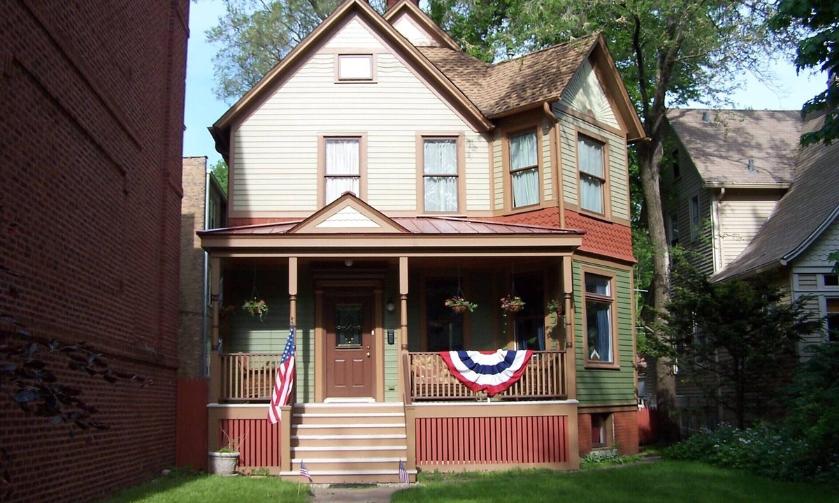 South Evanston House | Family and Pet friendly Evanston home close to Beach, The City, and Everything.