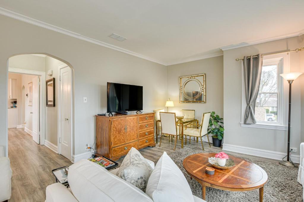 Evanston Apartment | Family Apartment w/Deck + Yard Near Northwestern