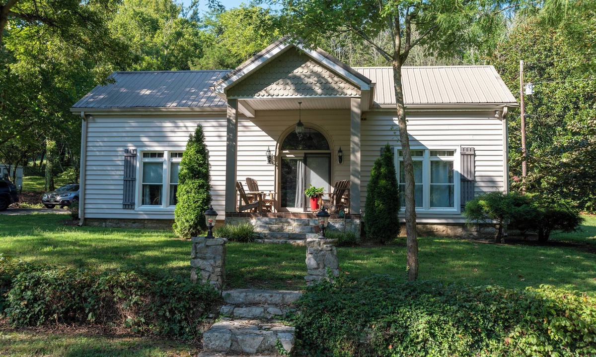 Fayetteville House | Family friendly 3-bedroom farmhouse in the Tennessee Valley near Fayetteville