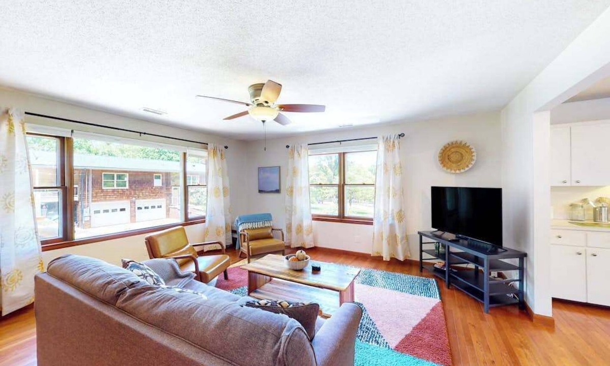 Leicester House | Family-friendly farm retreat on 18 acres with mountain views - board games & AC