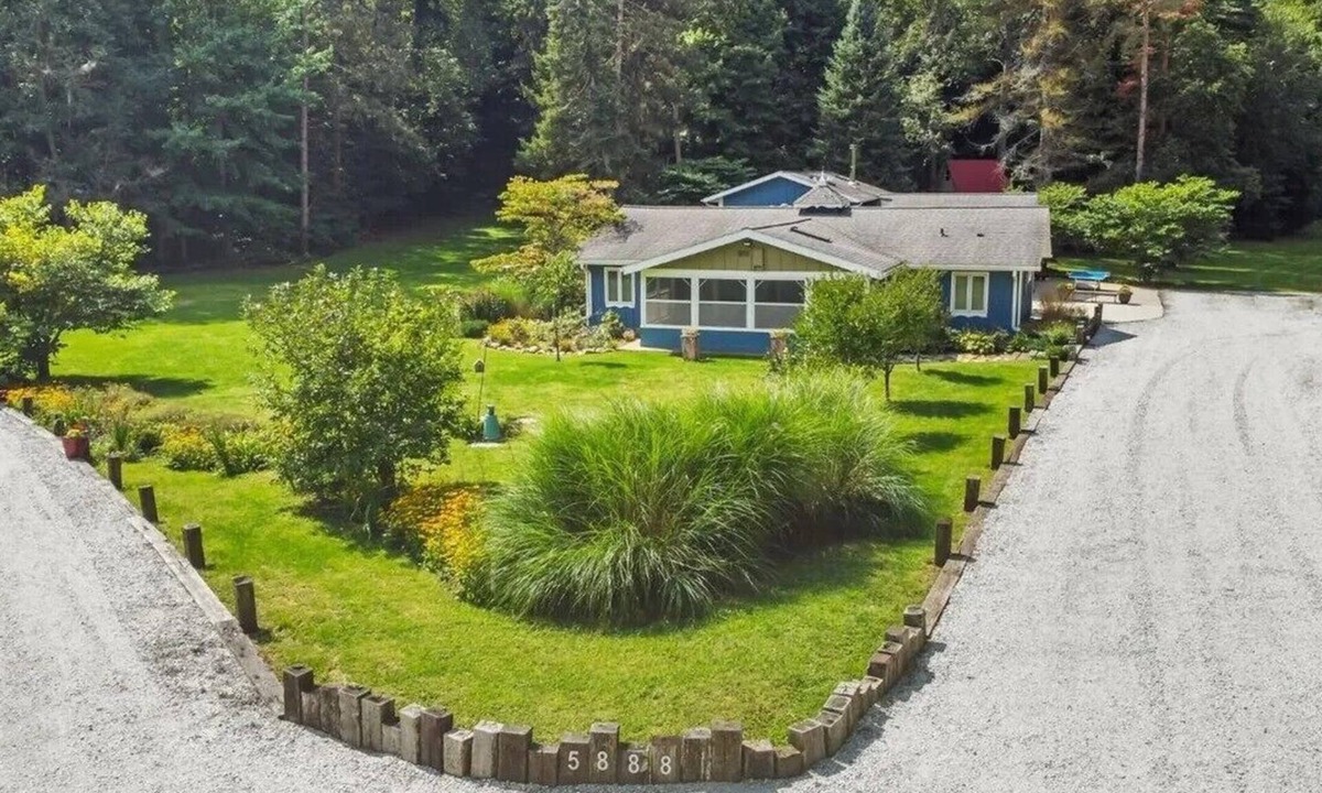 La Porte House | Family Friendly Retreat, sleeps 12+, full basketball court, Large inground pool