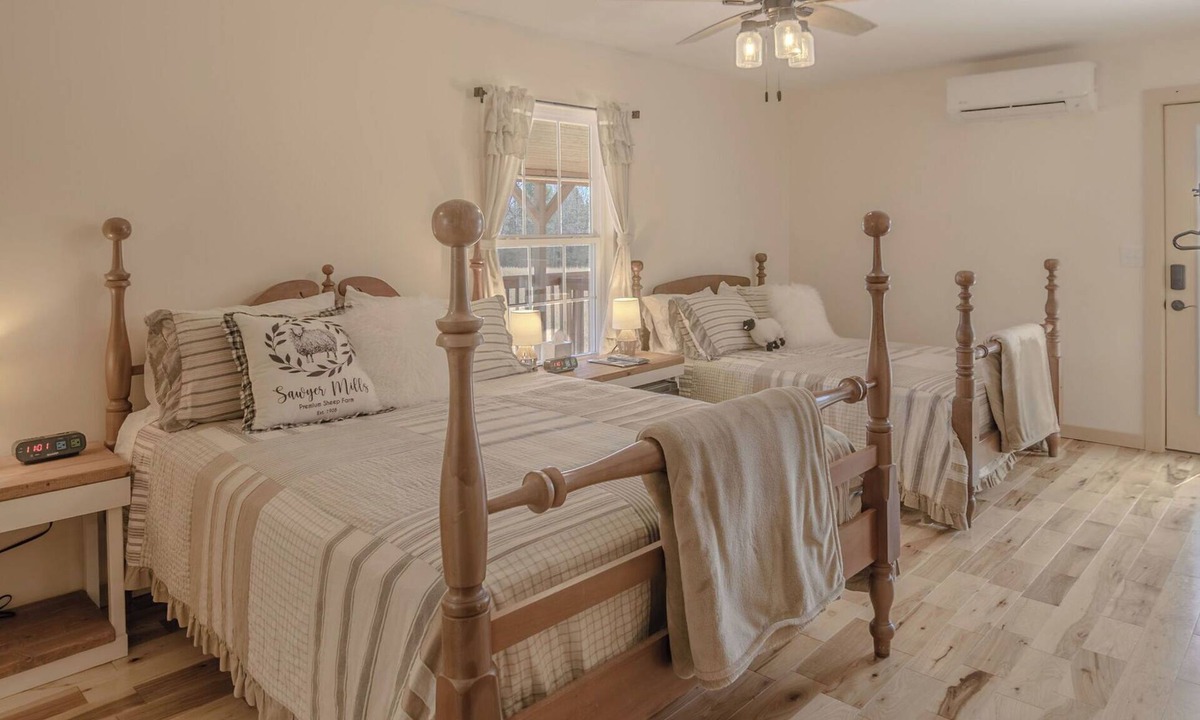Whitley City Apartment | Family-Friendly Sheep-Themed Room with 2 Beds & Pasture Views at Beulah Farm