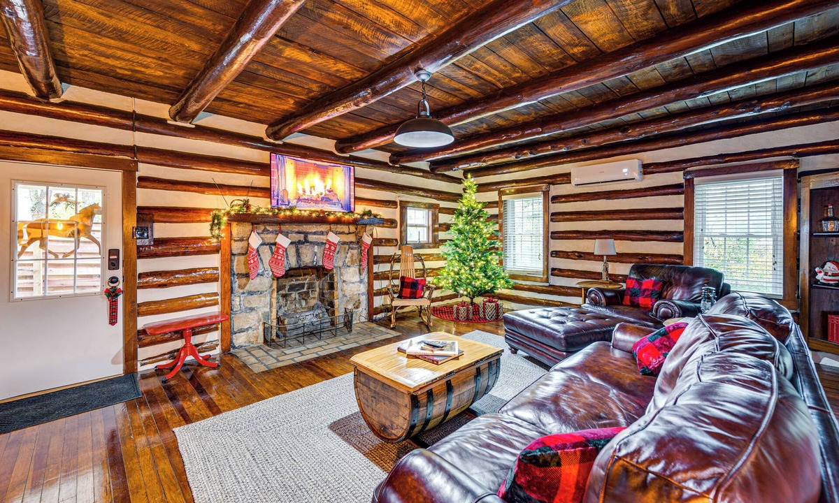 Bloomfield Cabin | Family Holiday Cabin in Kentucky w/Hot Tub!