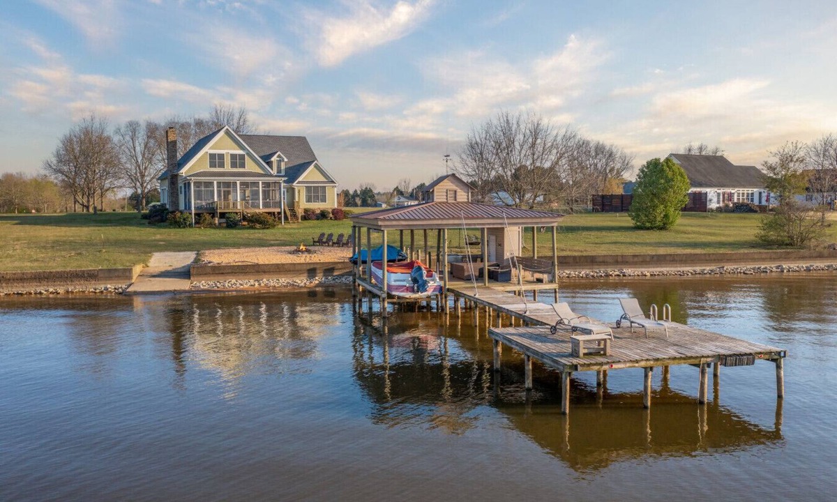 Centre House | Family Retreat ~ Waterfront Luxury Home Sleeps 26 Comfortably