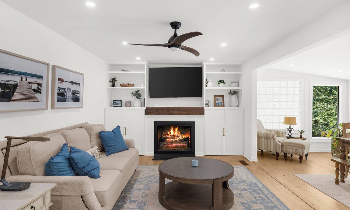Gainesville House | Fantastic 6 bedroom house with Deep water on Lake Lanier