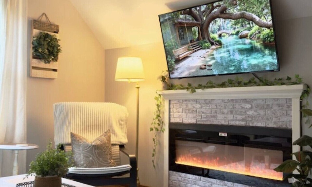 Anderson House | Farm Loft Home-Away from Home-Sleeps 5 Peaceful Nature Escape Farm Animals