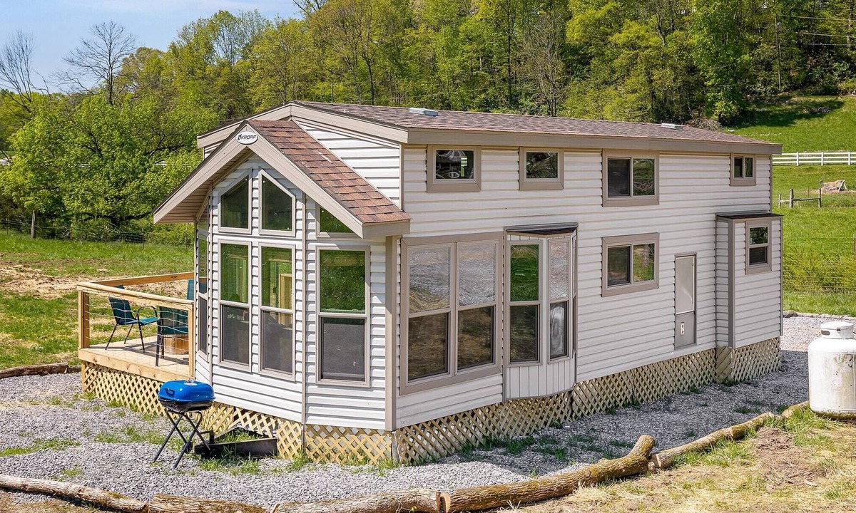 Lookout Valley Neighborhood Association House | Farm Stay w/Pool-15min to Chattanooga-3 Tiny Homes