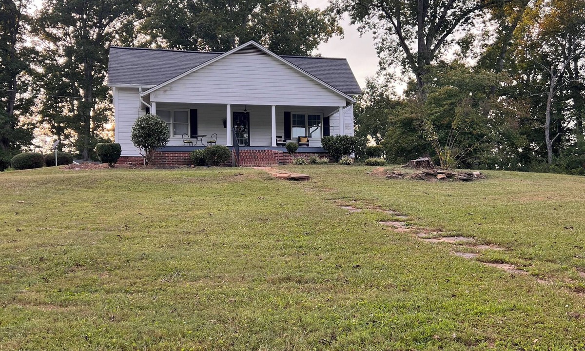 Fort Mc Clellan House | FARMHOUSE LIVING 🐄 2 BR 1 BA and a bonus room with 2 twin beds. Serenity Now!